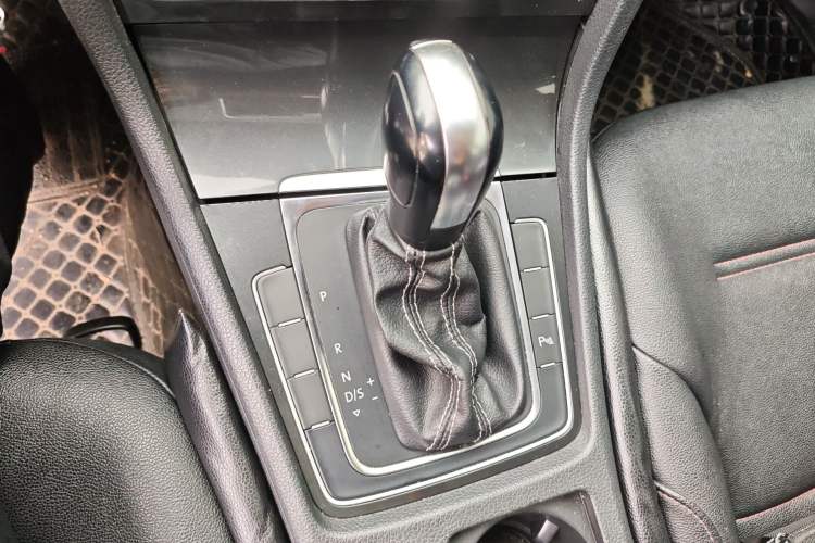 Used Volkswagen Golf 2017 1.6L Automatic Comfort Million-Vehicle Anniversary Edition Gear Lever