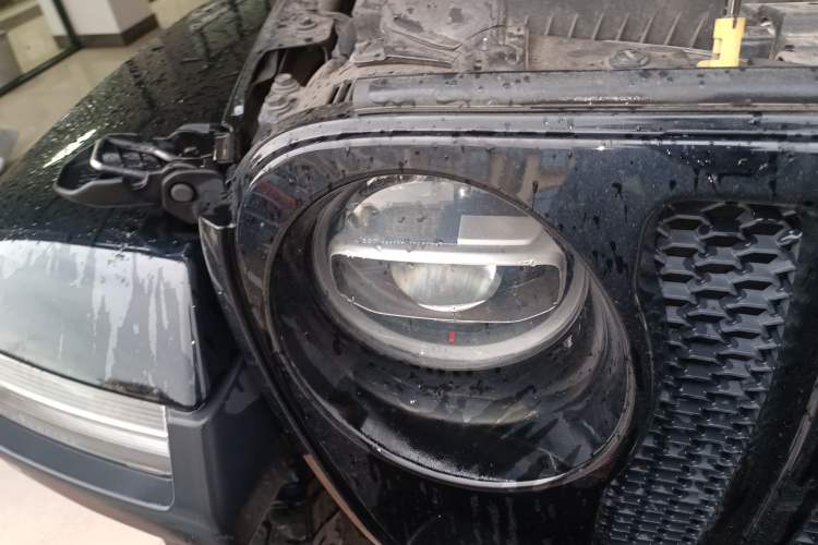 Used Jeep Wrangler 2019 2.0T Sahara Four-Door Version China VI Emission Standard Right Front Headlight