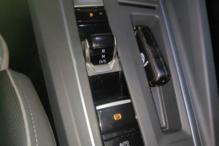 Used Volkswagen Golf 2023 Facelift 280TSI DSG R-Line Lite Gear Lever