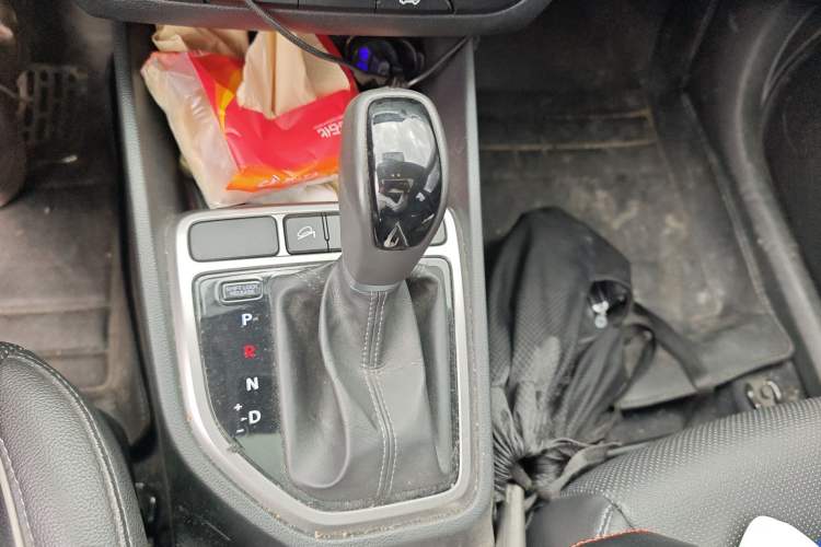 Used Hyundai ix25 2015 1.6L Automatic Two-Wheel Drive Smart GLS Trim Gear Lever