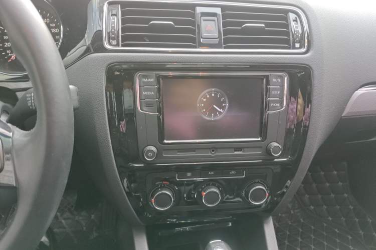 Used Volkswagen Sagitar 2017 230TSI Automatic Comfort Version Audio And AC Panel