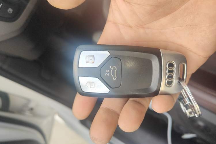 Used Audi A4L 2019 40 TFSI Ambition China VI Vehicle Key