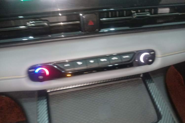 Used GAC Trumpchi EMPOW 2023 270T DCT J16 Version Audio And AC Panel