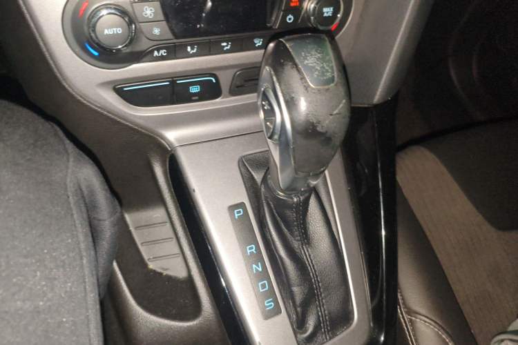 Used Ford Focus 2012 Sedan 1.6L Automatic Fashion Edition Gear Lever