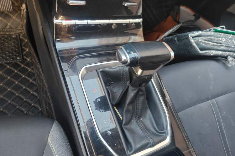 Used Wuling Victory 2020 1.5T CVT Elite Model Gear Lever