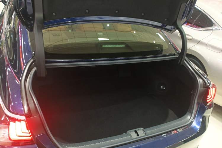 Used Lexus ES 2018 260 Excellence Edition China VI Standard
