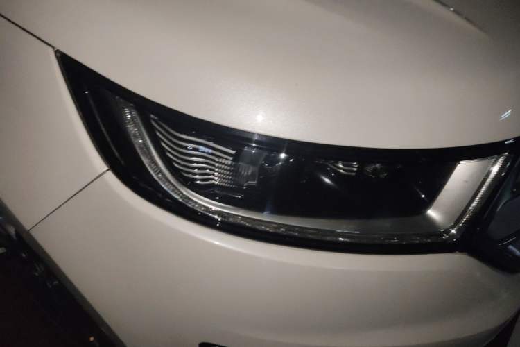 Used Ford Edge 2016 EcoBoost 330 V6 Four-Wheel-Drive Flagship Model with 7 Seats Right Front Headlight