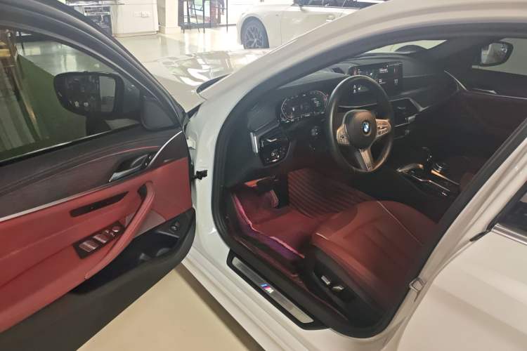 Used BMW 5 Series 2023 Restyled 530Li Leading Edition M Sport Package Driver Seat