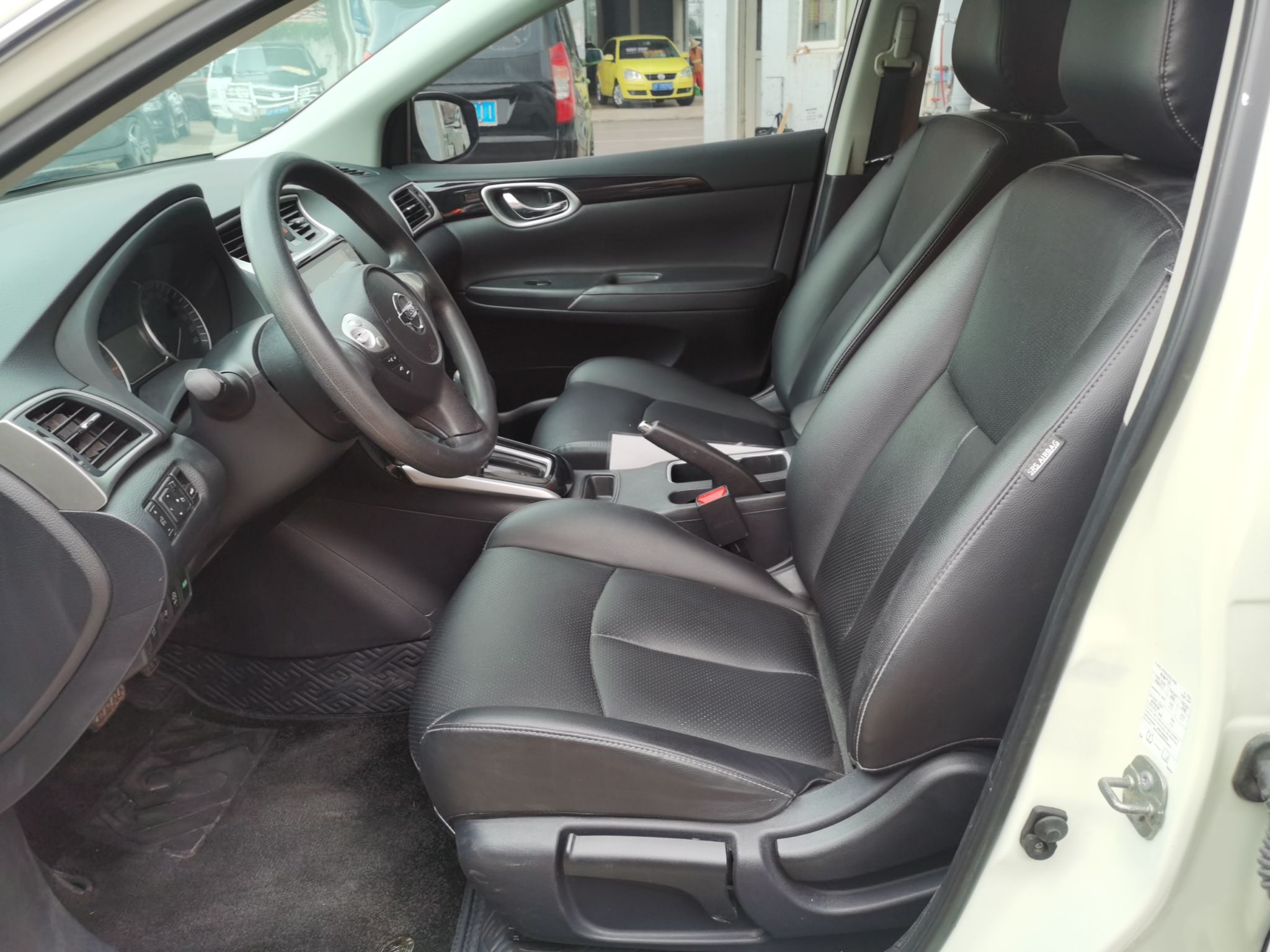 المقاعد الأمامية داخل السيارة