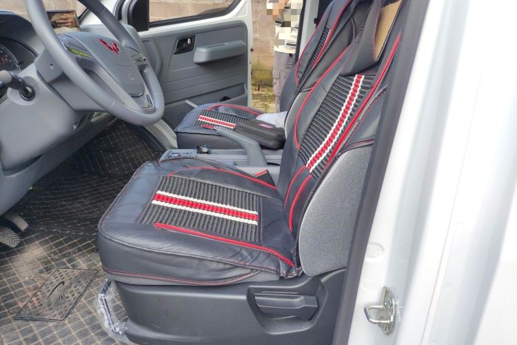 Used Wuling Yangguang 2026 Model, 440km Bus Comfort Edition, 6 Seats
