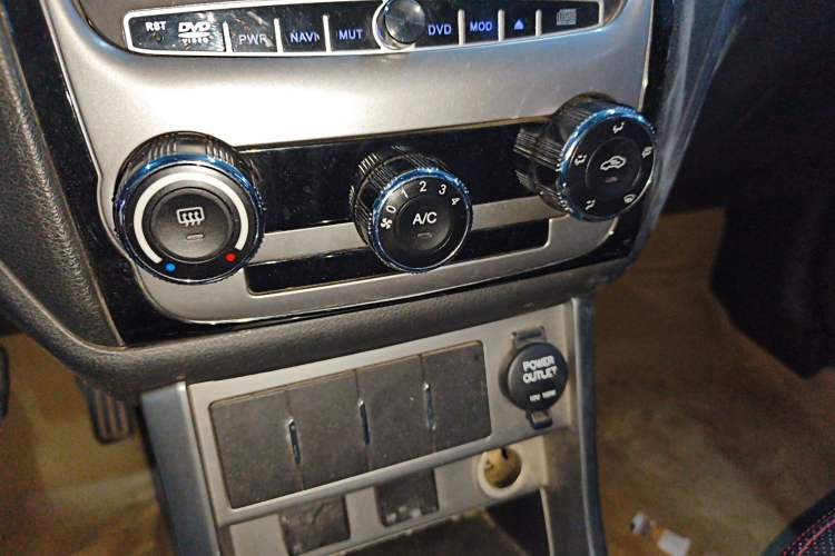 Used Geely Auto Classic Emgrand 2013 Hatchback 1.5L Manual Entry-Level Model
