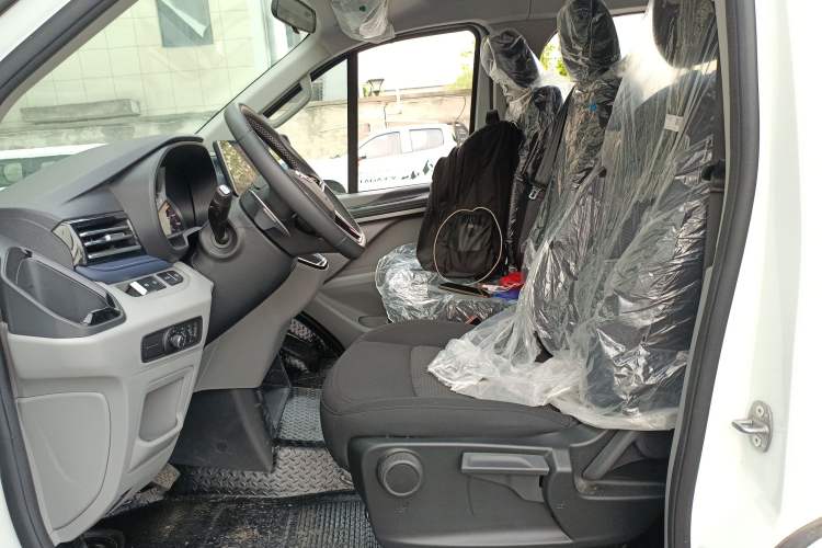 Used SAIC MAXUS Xintu V70 2023 2.0T Elite Edition Automatic Long Wheelbase Mid-Height 6/7 Seats Left Front Seat