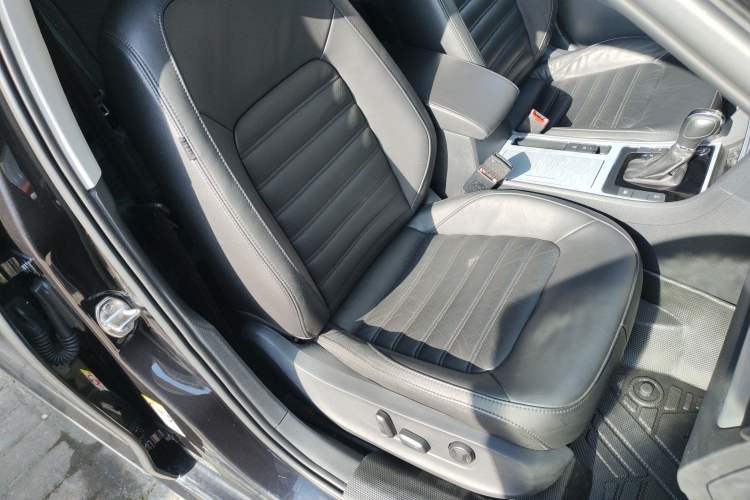 Used Volkswagen Passat 2015 1.8TSI DSG Prestige Edition Right Front Seat