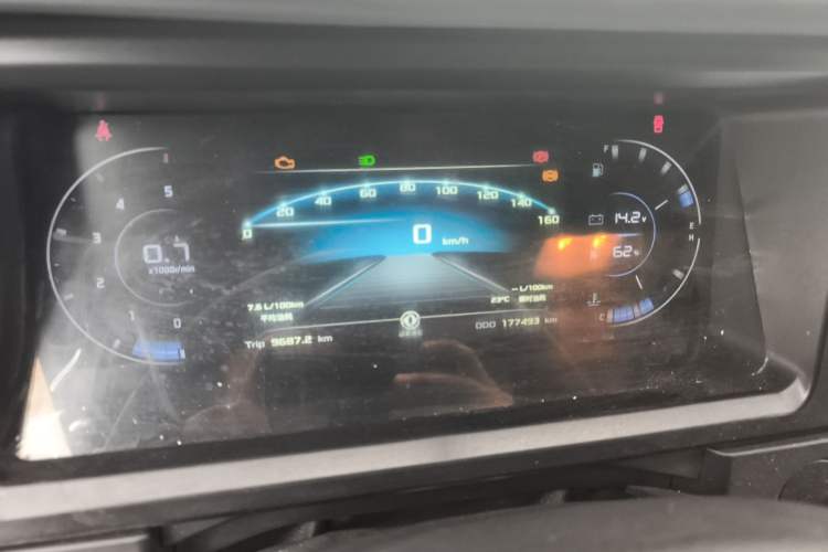 Used Dongfeng Yufeng 2023 V9+ 2.3T Manual Rear-Drive Dual Rear Tires Long Wheelbase High-Roof 3-Seater Cargo Van Instrument Cluster