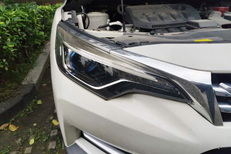 Used Venucia D60 2019 100 000 Honor 1.6L XL CVT Chenku Edition China VI Standard Right Front Headlight