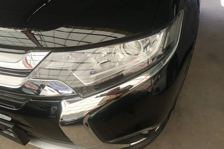 Used Mitsubishi Outlander 2017 2.0L Two-Wheel Drive Glory Edition 5 Seats Left Front Headlight