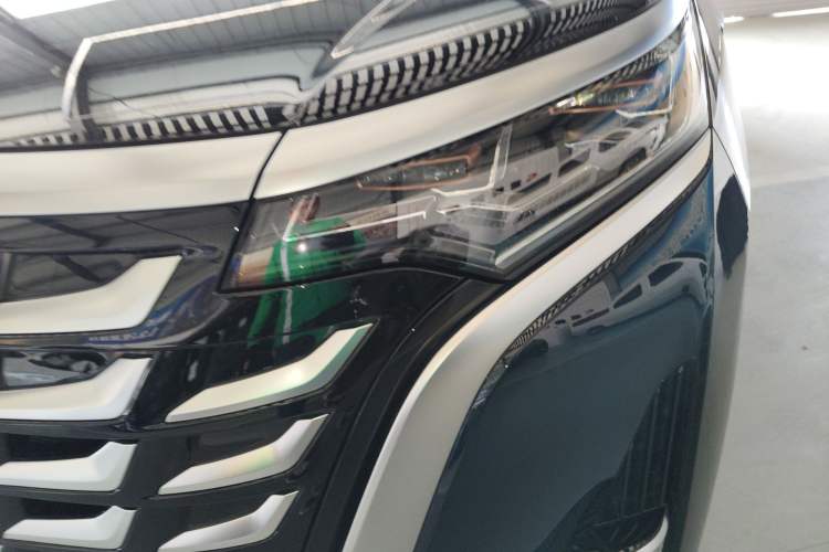 Used Denza D9 2025 DM-i Smart Drive 1020 Four-Wheel Drive Deluxe Model
