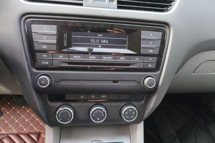 Used Skoda Octavia 2015 1.6L Automatic Yijie Edition Audio And AC Panel