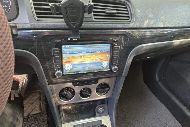 Used Volkswagen Gran Lavida 2013 1.6L Manual Fashion Model