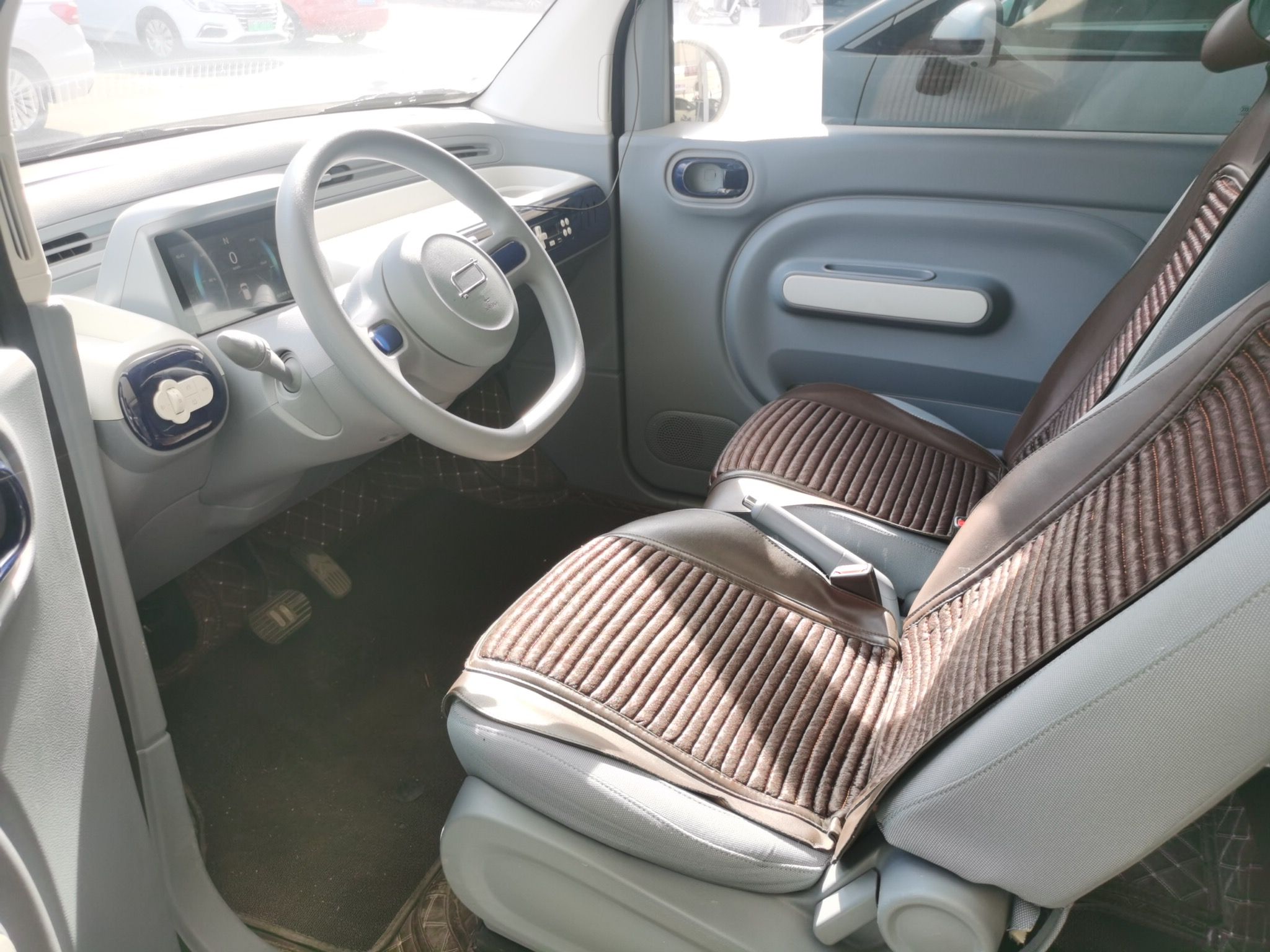 المقاعد الأمامية داخل السيارة