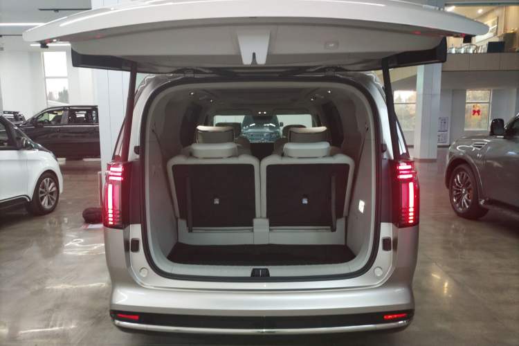 Used Volvo EM90 2025 Ultra Six-Seater