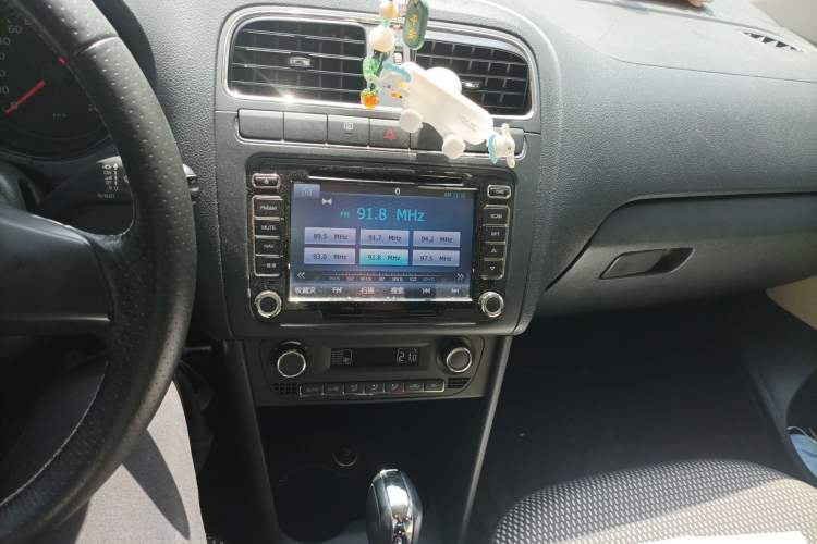 Used Volkswagen Polo 2012 1.6L Cross Polo Automatic Transmission Audio And AC Panel