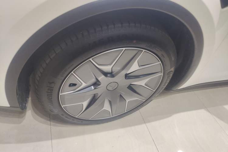 Used Tesla Model Y L 2025 Model Long-Range All-Wheel-Drive Version Exterior 4