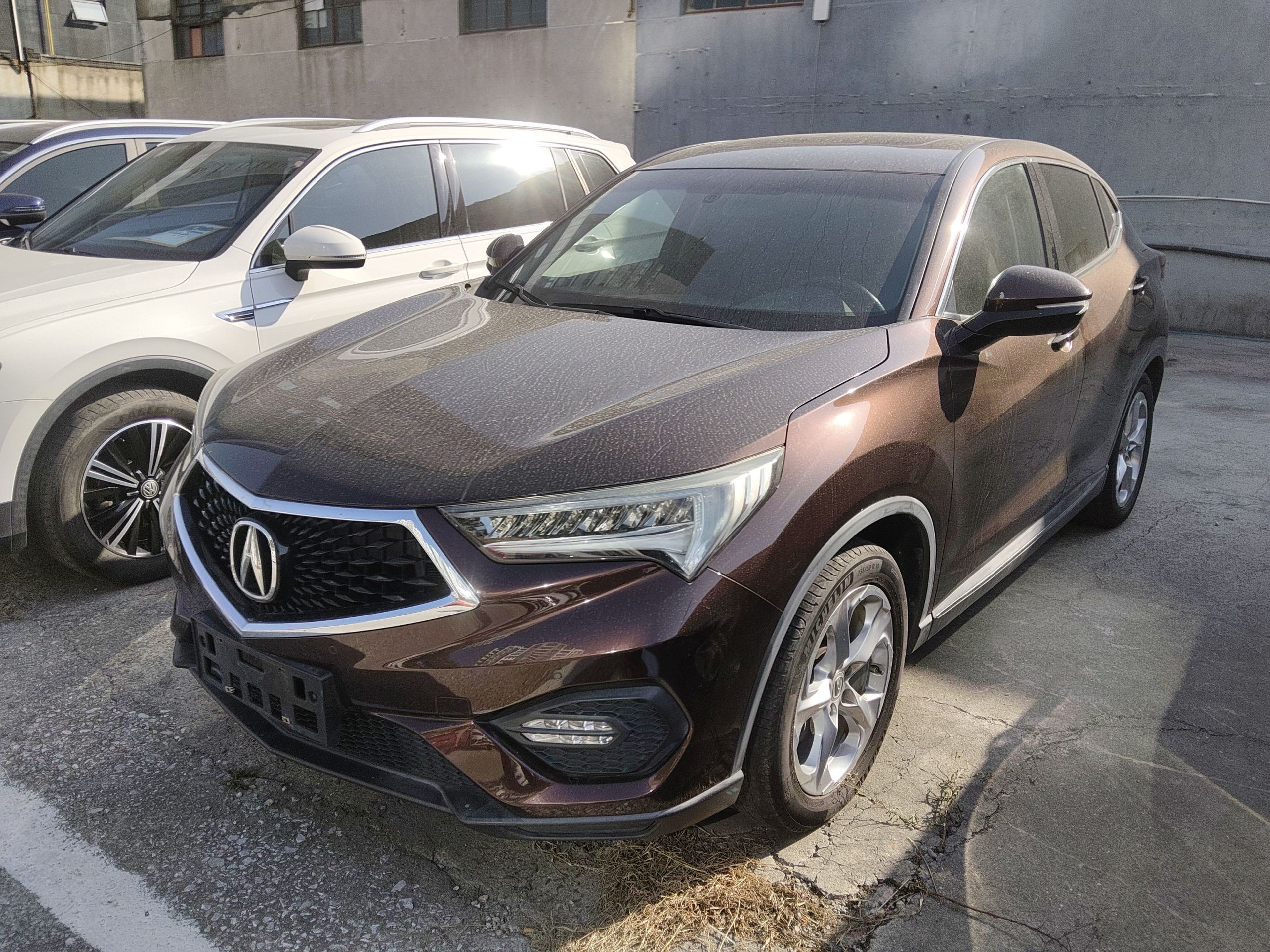 Под передней частью автомобиля