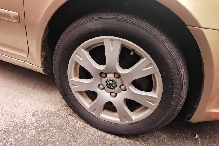 Used Skoda Octavia 2013 2.0L Automatic Yijie Edition Right Front Wheel Hub