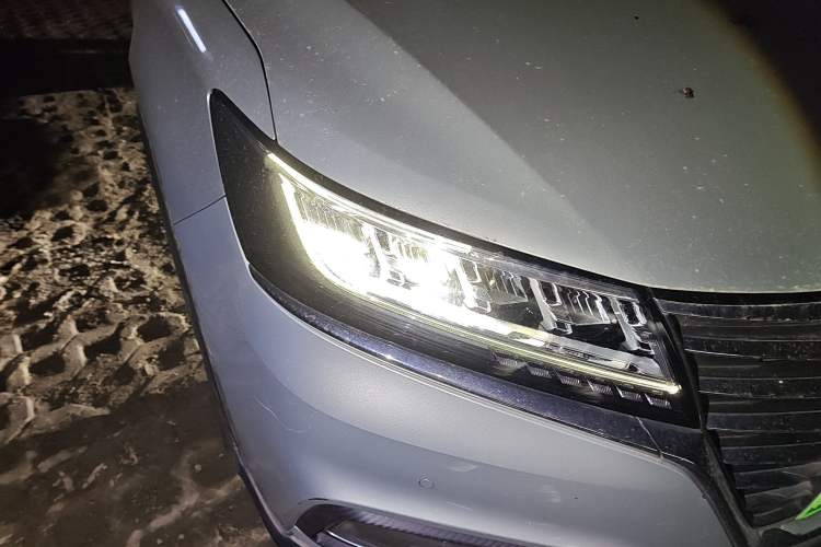 Used Roewe RX5 New Energy 2017 eRX5 50T Hybrid Connected Prestige Flagship Edition Right Front Headlight