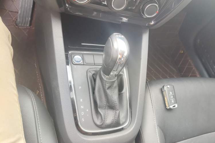 Used Volkswagen Sagitar 2017 230TSI Automatic Comfort Version Gear Lever