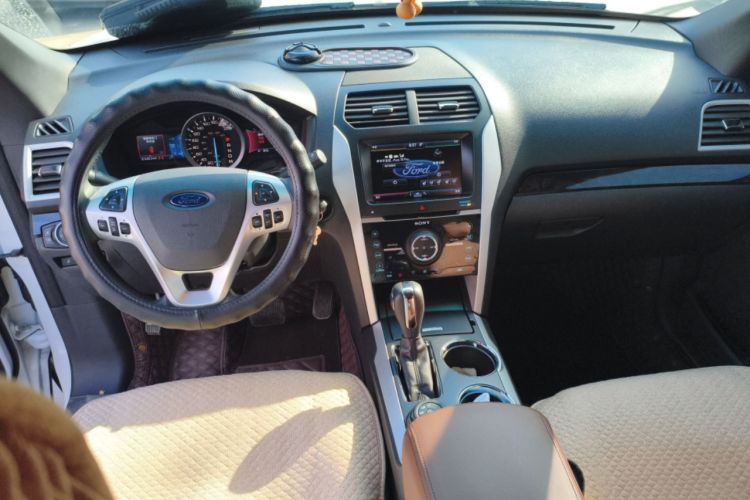 Used Ford Explorer 2013 3.5L Deluxe Model Center Console