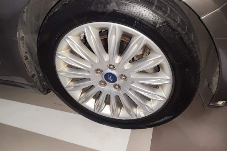 Used Ford Mondeo 2013 2.0L GTDi 200 Fashion Edition Right Front Wheel Hub