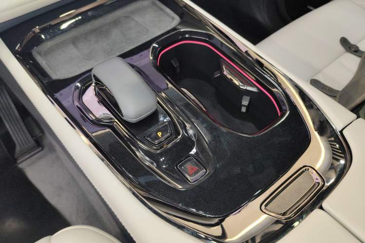 Used Zeekr 009 2024 Six-Seat Executive Version 4WD 108 kWh Gear Lever