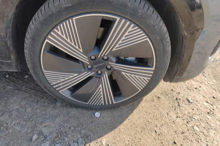 Used Lynk & Co 08 EM-P 2025 220 km All-Wheel-Drive Performance Halo Right Front Wheel Hub