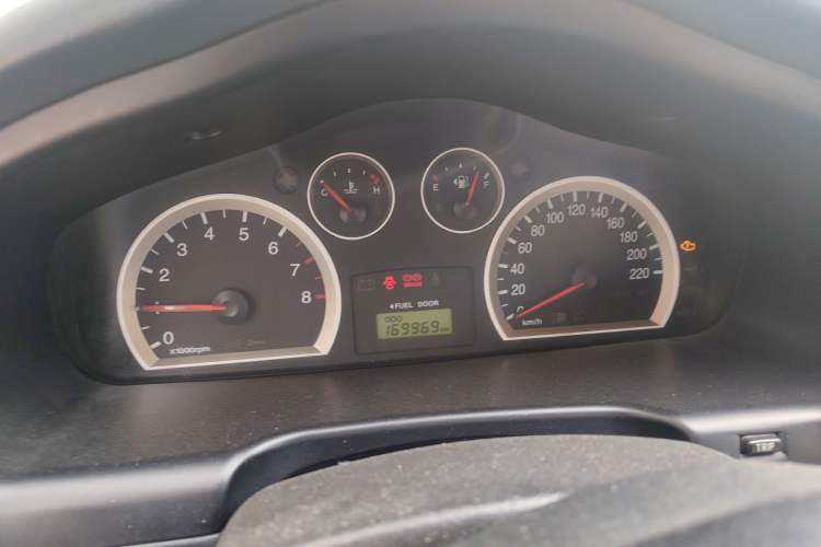 Used Huatai Santa Fe Classic 2012 2.0L Gasoline Manual Two-Wheel Drive with Sunroof Instrument Cluster