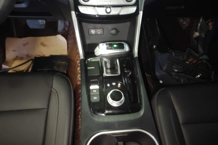 Used Great Wall Poer 2021 2.0T Commercial Version Automatic Diesel Two-Wheel Drive Elite Trim with Long Bed – GW4D20M Gear Lever