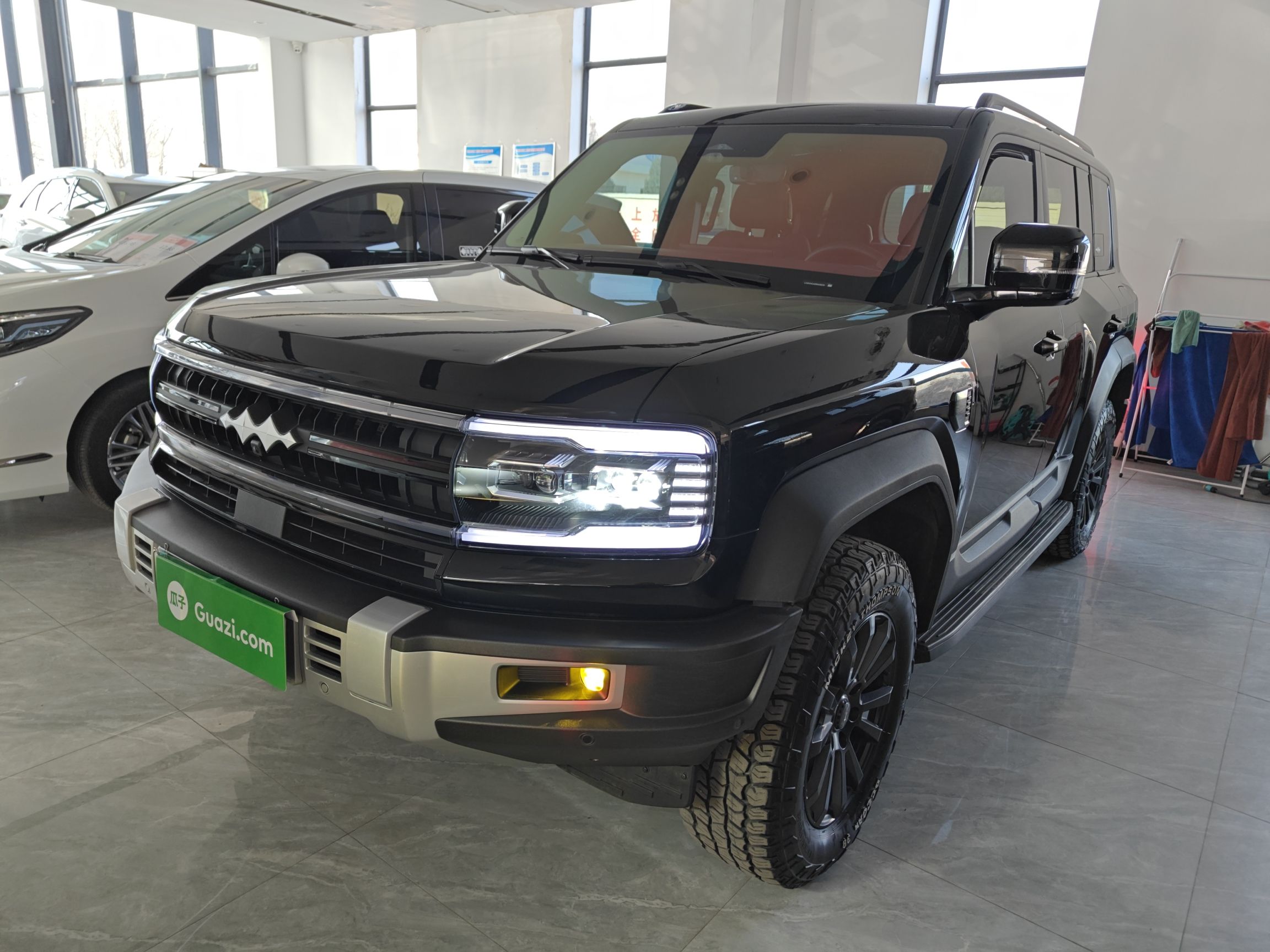 تحت مقدمة السيارة