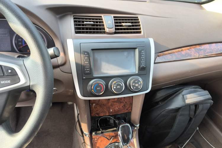 Used Zotye Z300 2014 1.6L Urban Edition Automatic Luxury Model