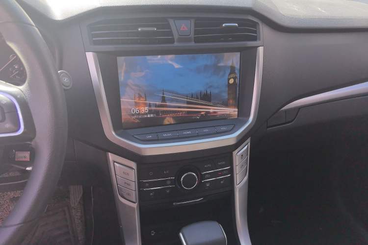 Used SAIC MAXUS T60 2017 2.0T Gasoline Automatic 4x4 High-Ride Elite Standard Cabin Audio And AC Panel