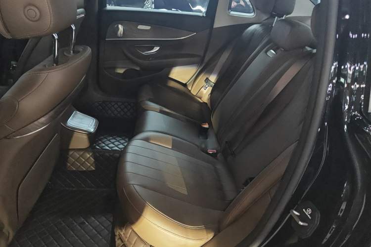 Used Mercedes-Benz E-Class New Energy 2022 Restyled E 350 e L Plug-in Hybrid Sedan Left Rear Seat