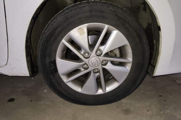 Used Toyota Corolla 2014 1.6L CVT GL-i Right Front Wheel Hub