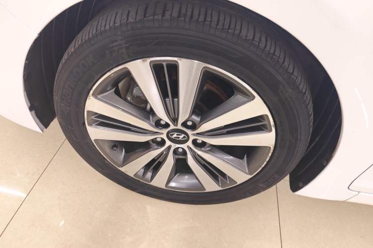 Used Hyundai Mistra 2016 1.8L Automatic Smart GLS Left Front Wheel Hub