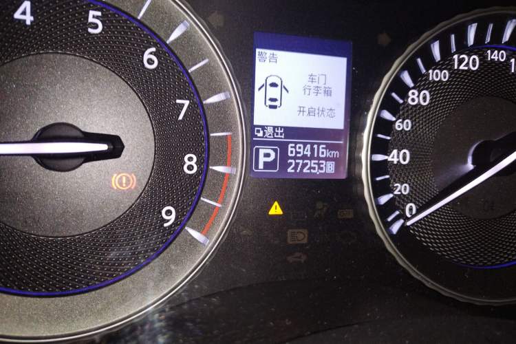 Used Infiniti Q70 2015 Q70L 2.5L Elite Edition Odometer Close Up