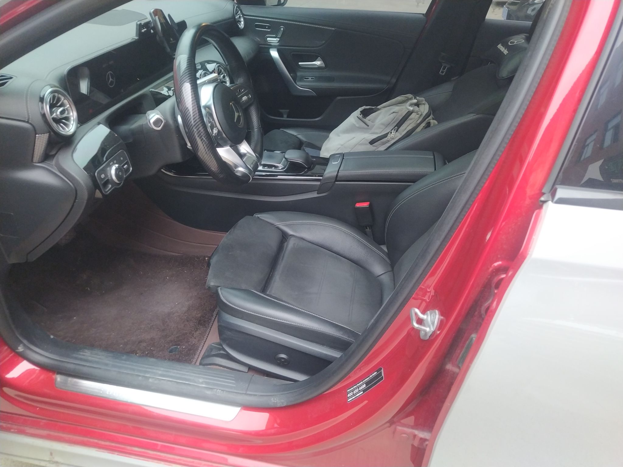 المقاعد الأمامية داخل السيارة