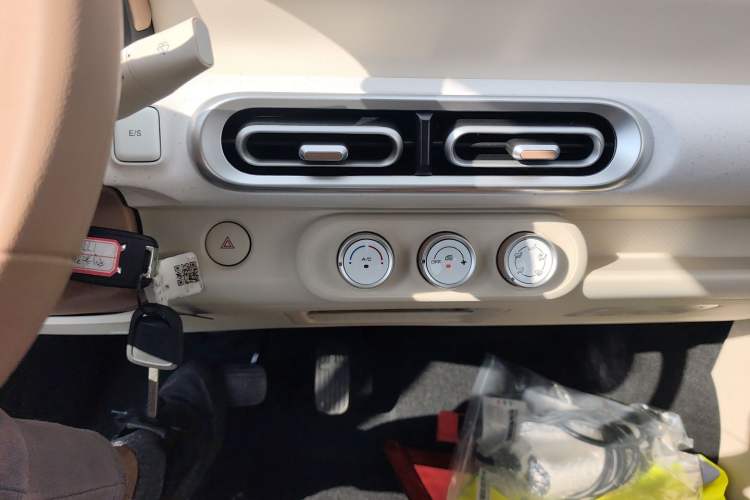 Used Wuling Hongguang MINIEV 2024 3rd Generation 215km Youth Edition Audio And AC Panel