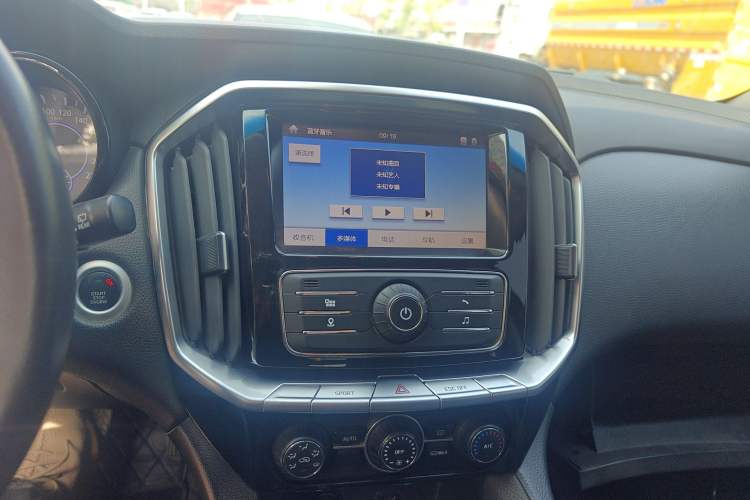 Used JMC Yusheng S350 2016 2.0T Automatic Two-Wheel Drive Gasoline Luxury Version with Sunroof 5 Seats Audio And AC Panel