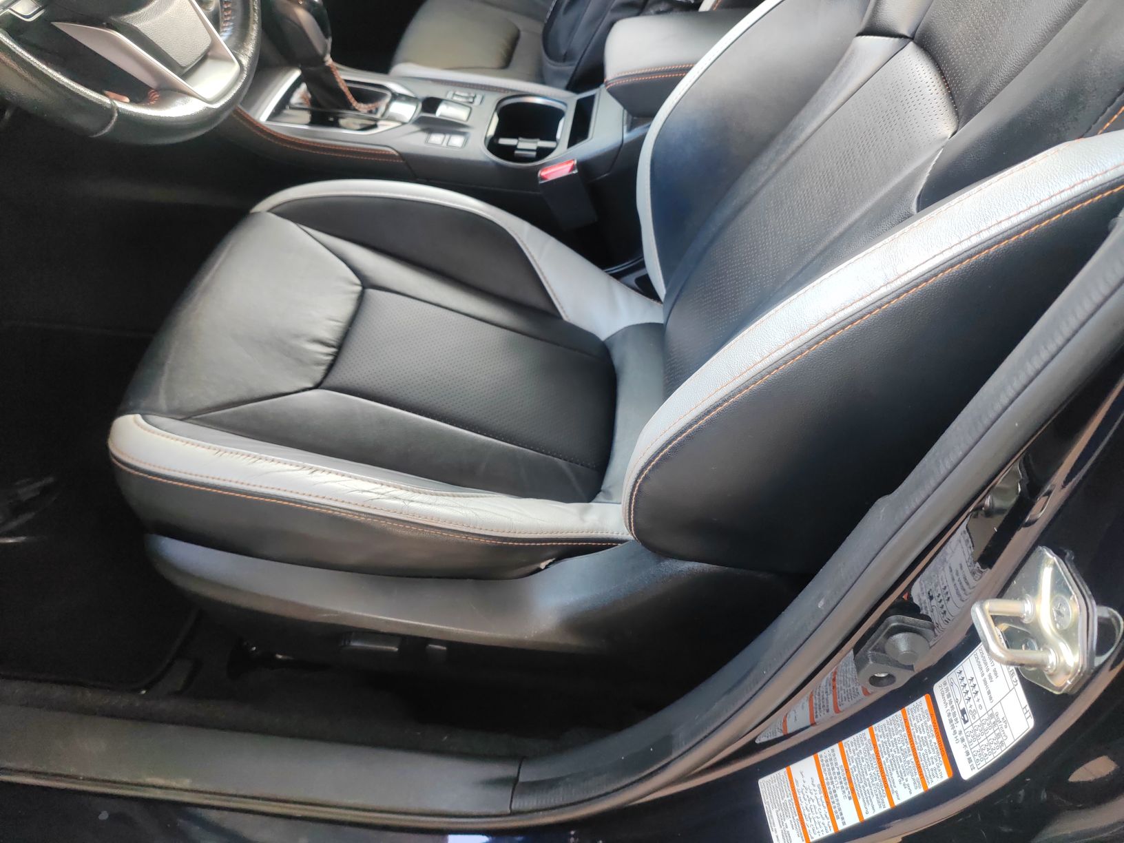 المقاعد الأمامية داخل السيارة