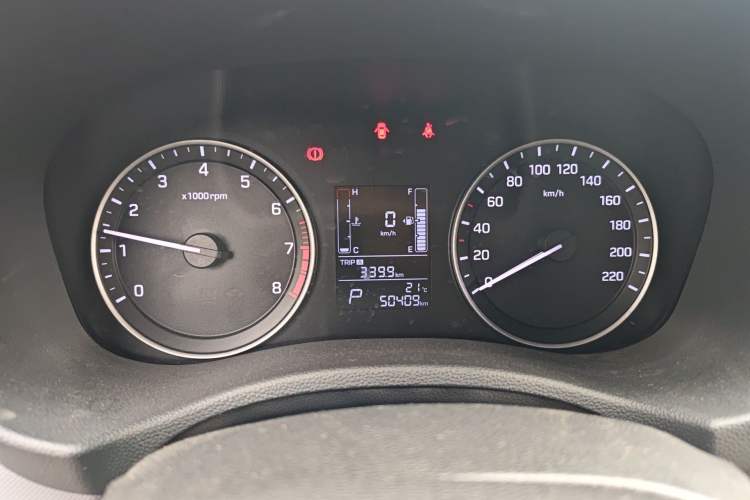 Used Hyundai ix25 2015 1.6L Automatic Two-Wheel-Drive Deluxe DLX Model Odometer Close Up