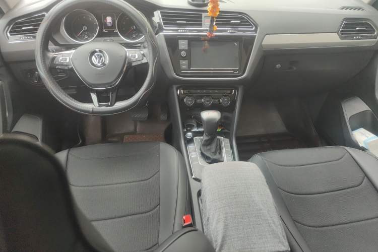 Used Volkswagen Tiguan L 2019 Revised Version 330TSI Automatic Two-Wheel Drive Panoramic Comfort Edition China V Standard Center Console